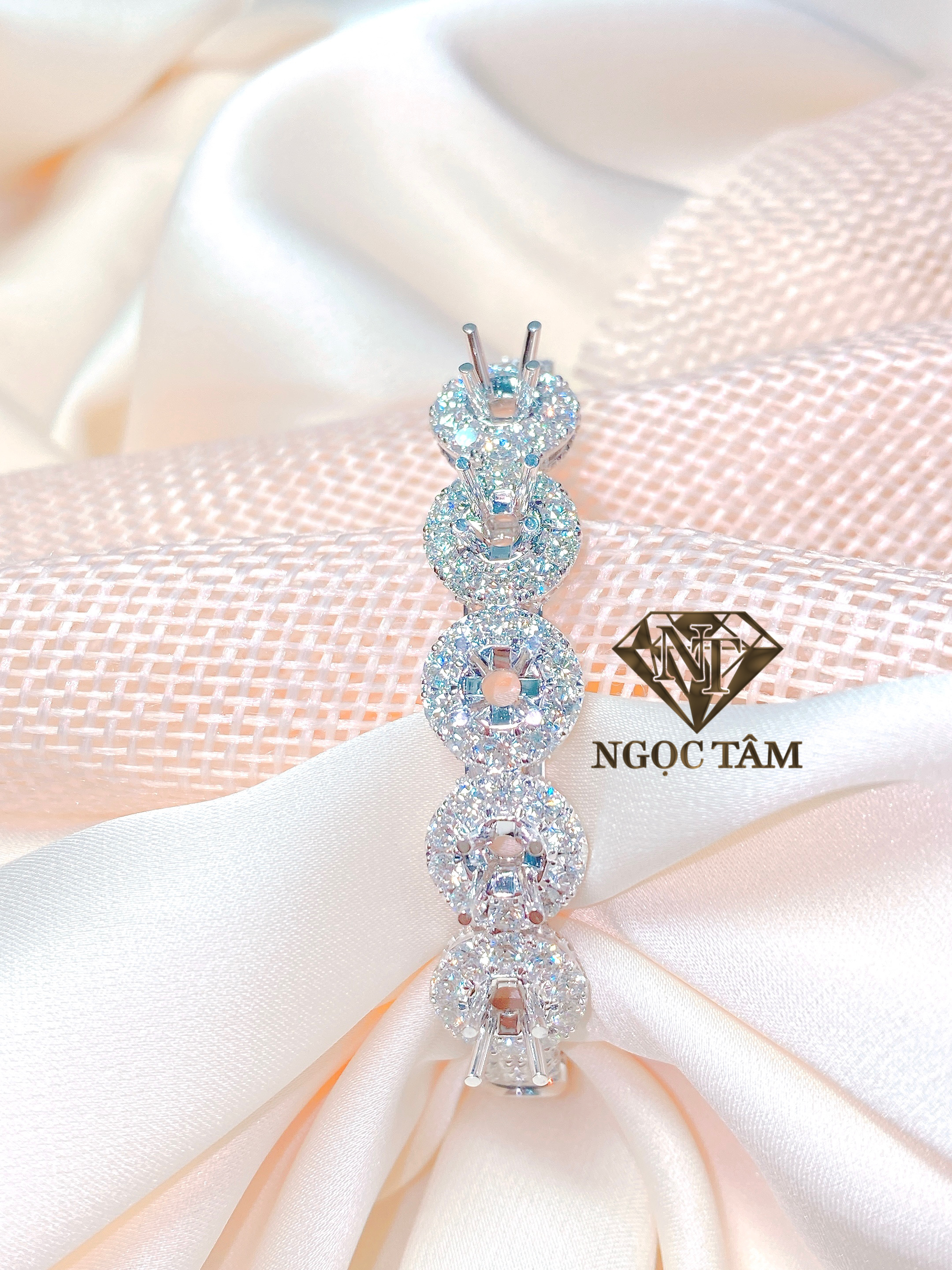 Vòng xoàn năm viên chủ - VT00582